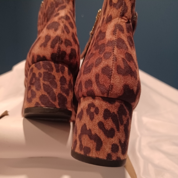 Pre-owned Sam & Libby Eliza Leopard Print Ankle Booties Size 8m block heel - Picture 3 of 7